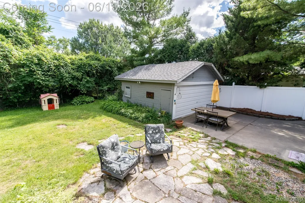 140 E Lawrence Avenue Royal Oak City MI 48073