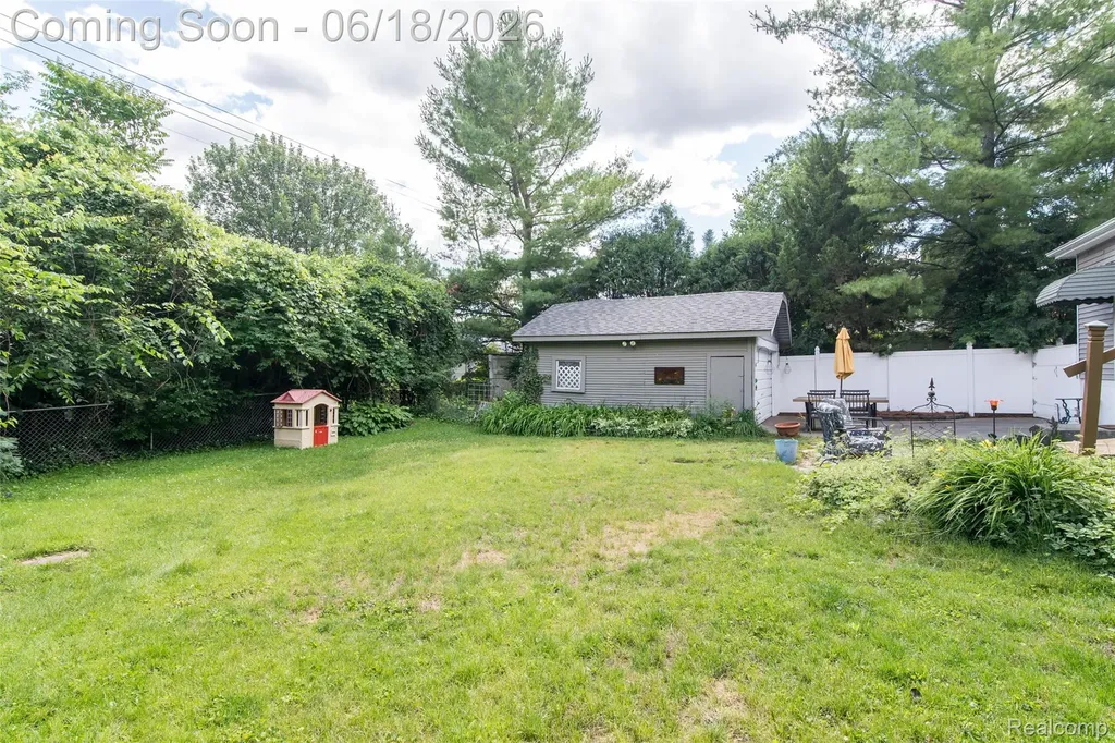 140 E Lawrence Avenue Royal Oak City MI 48073