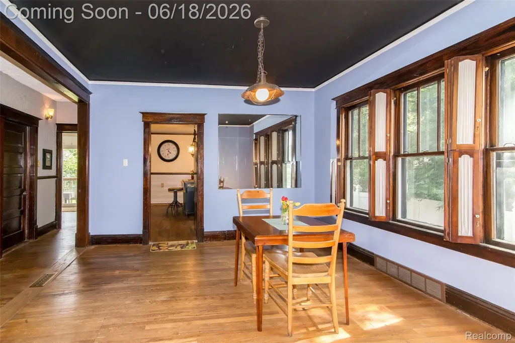 140 E Lawrence Avenue Royal Oak City MI 48073