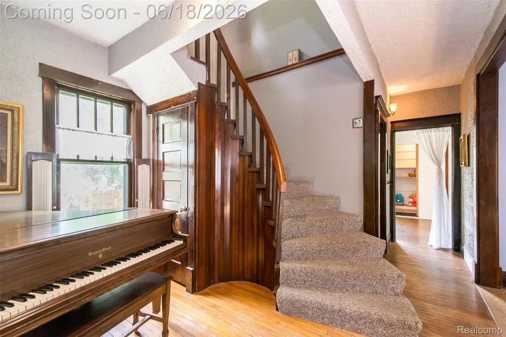140 E Lawrence Avenue Royal Oak City MI 48073