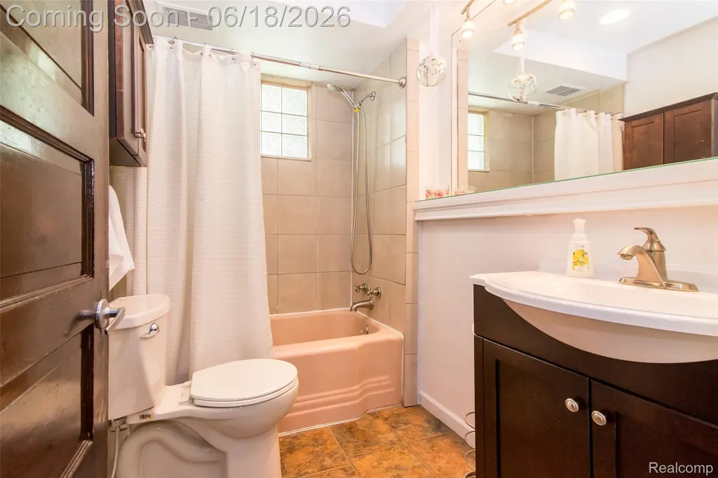 140 E Lawrence Avenue Royal Oak City MI 48073