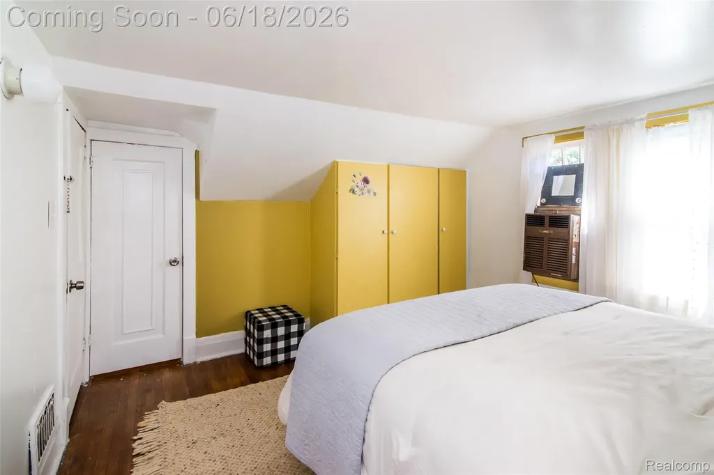 140 E Lawrence Avenue Royal Oak City MI 48073