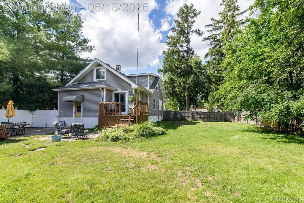140 E Lawrence Avenue Royal Oak City MI 48073