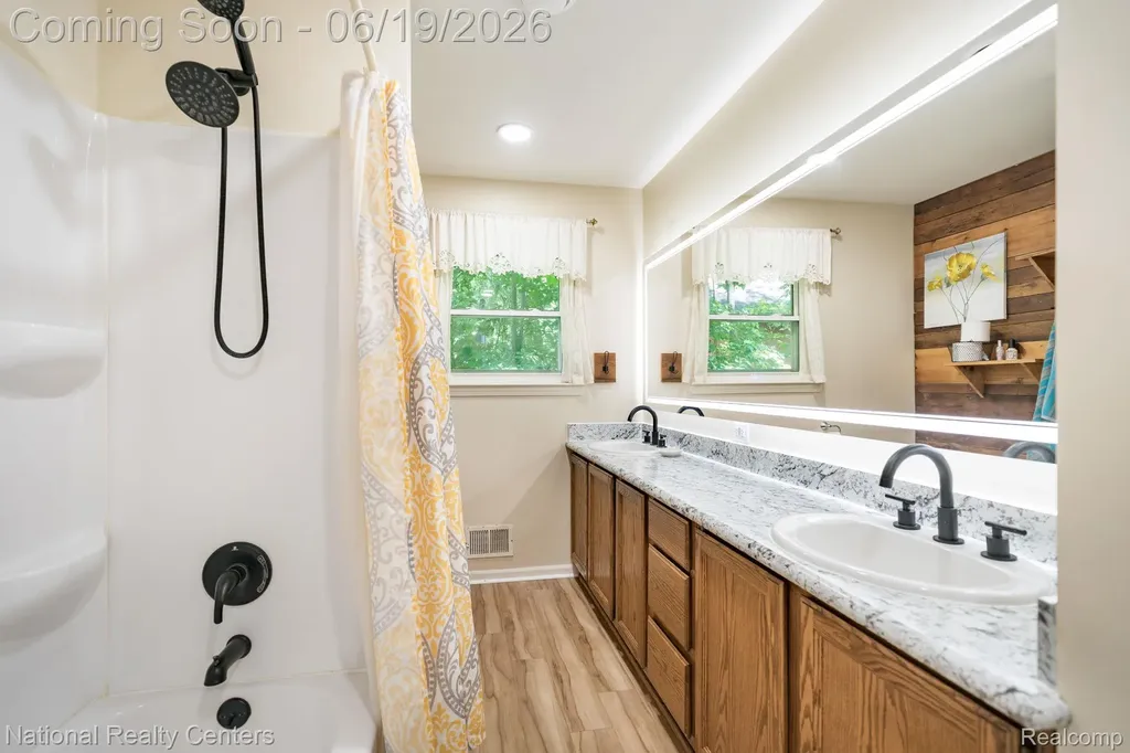 5223 Woodlane Road Independence Charter Township MI 48348