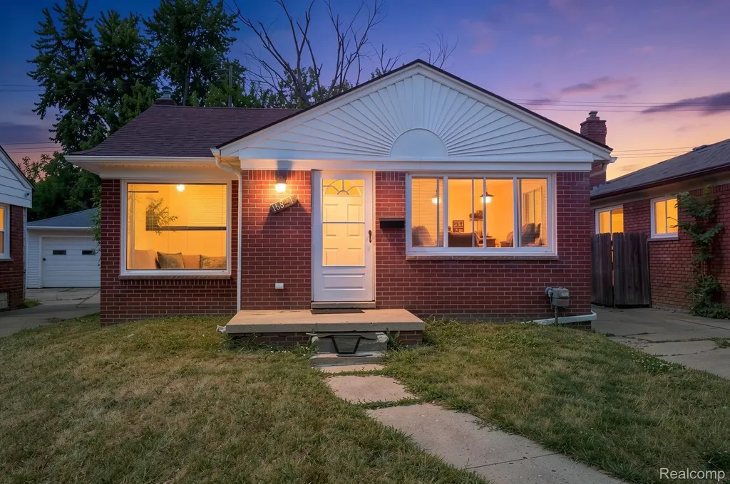 16821 E 8 Mile Road Eastpointe City MI 48021