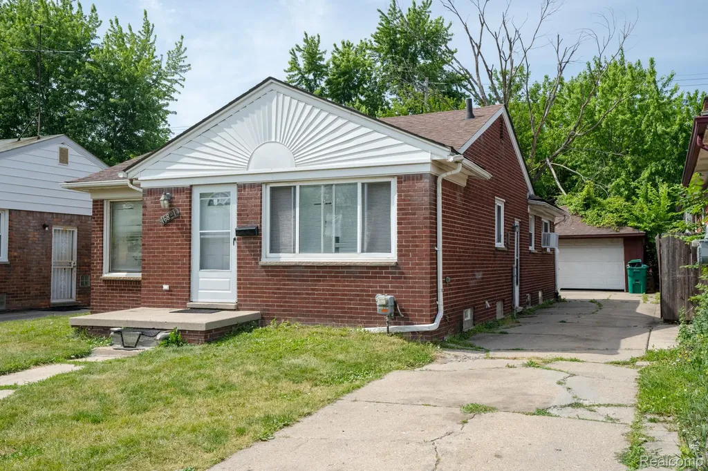 16821 E 8 Mile Road Eastpointe City MI 48021