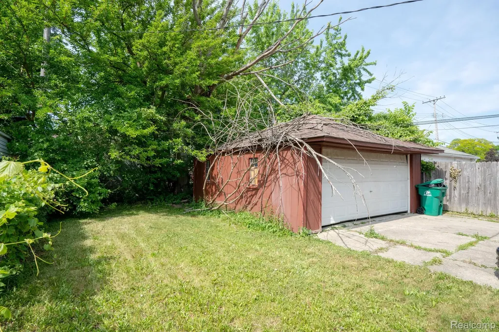 16821 E 8 Mile Road Eastpointe City MI 48021