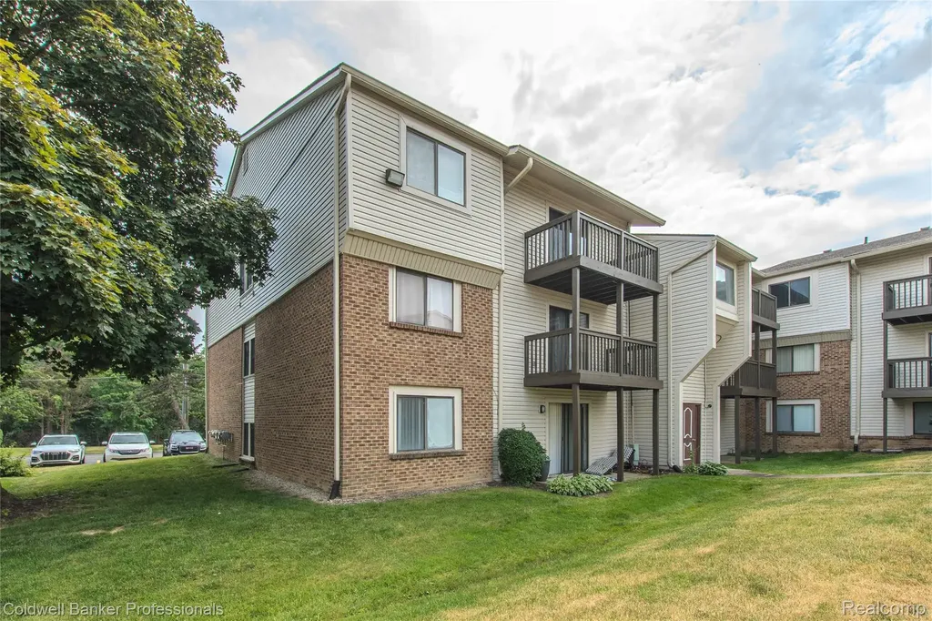 30078 W 12 Mile Road Farmington Hills City MI 48334