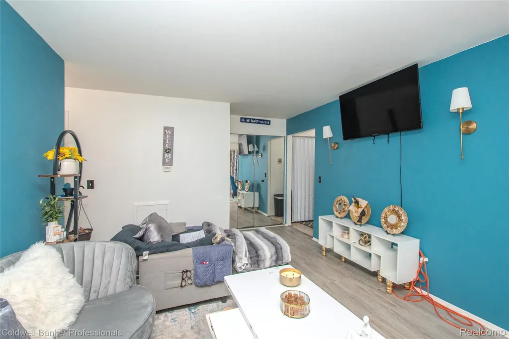 30078 W 12 Mile Road Farmington Hills City MI 48334