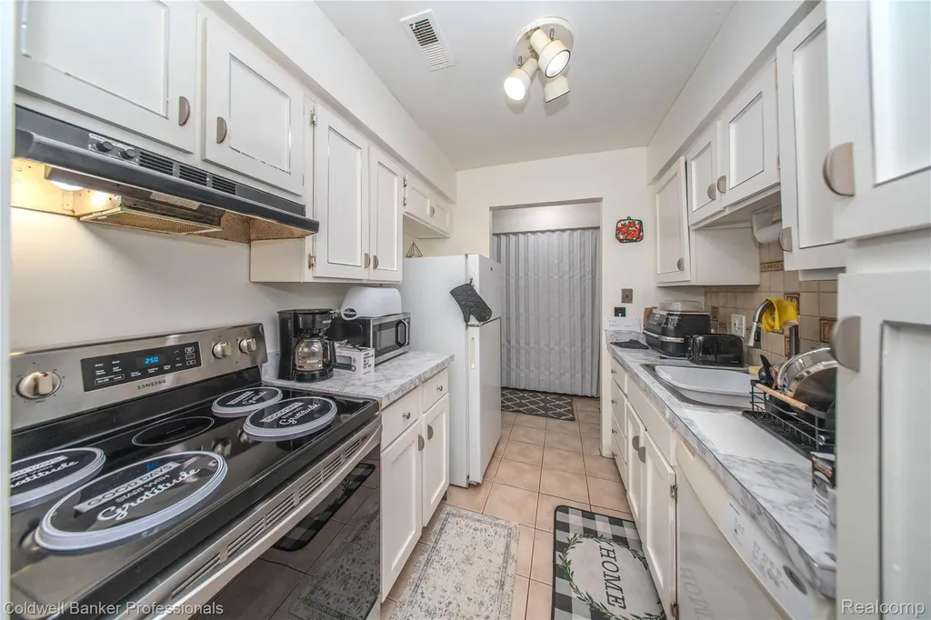 30078 W 12 Mile Road Farmington Hills City MI 48334