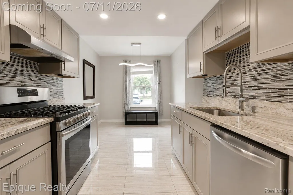 37525 Charter Oaks Boulevard Clinton Charter Township MI 48036
