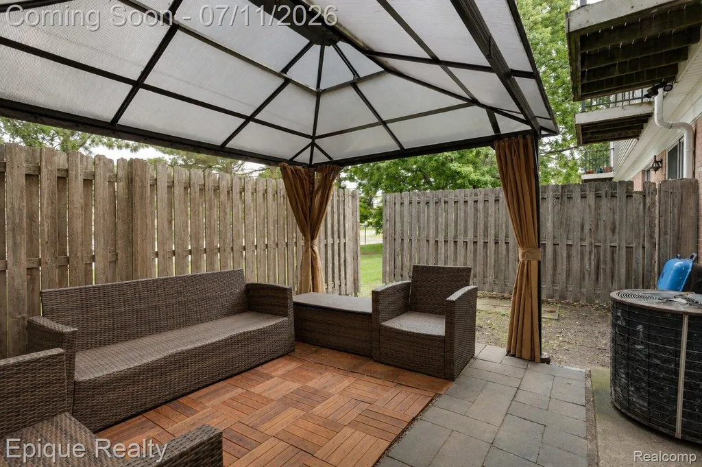 37525 Charter Oaks Boulevard Clinton Charter Township MI 48036