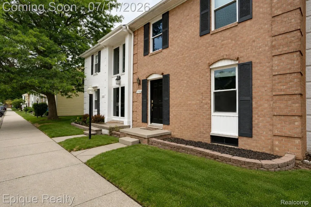 37525 Charter Oaks Boulevard Clinton Charter Township MI 48036