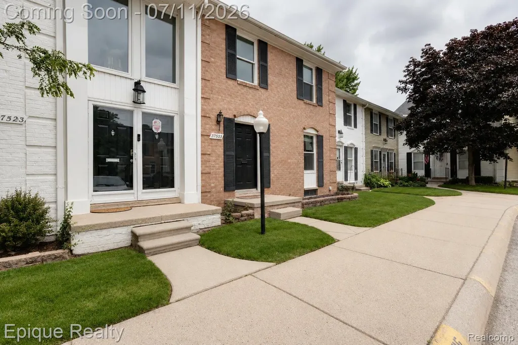 37525 Charter Oaks Boulevard Clinton Charter Township MI 48036