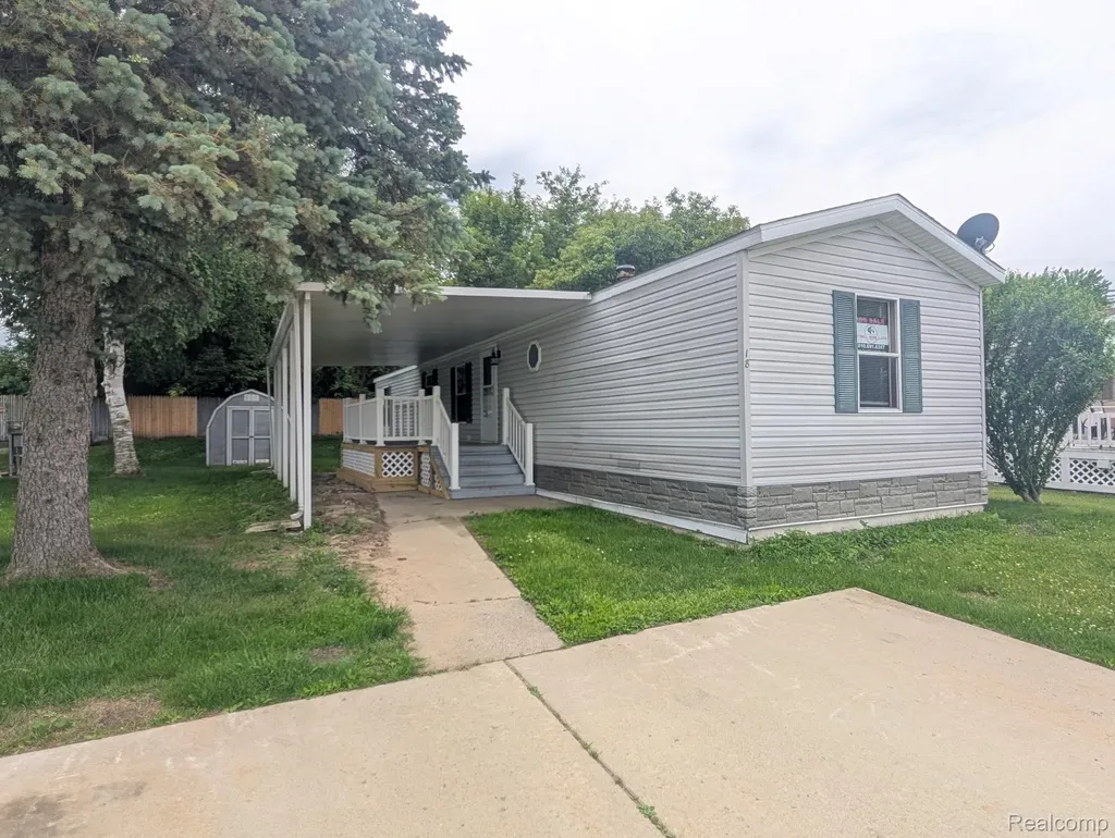 18 Bellwood Swartz Creek City MI 48473