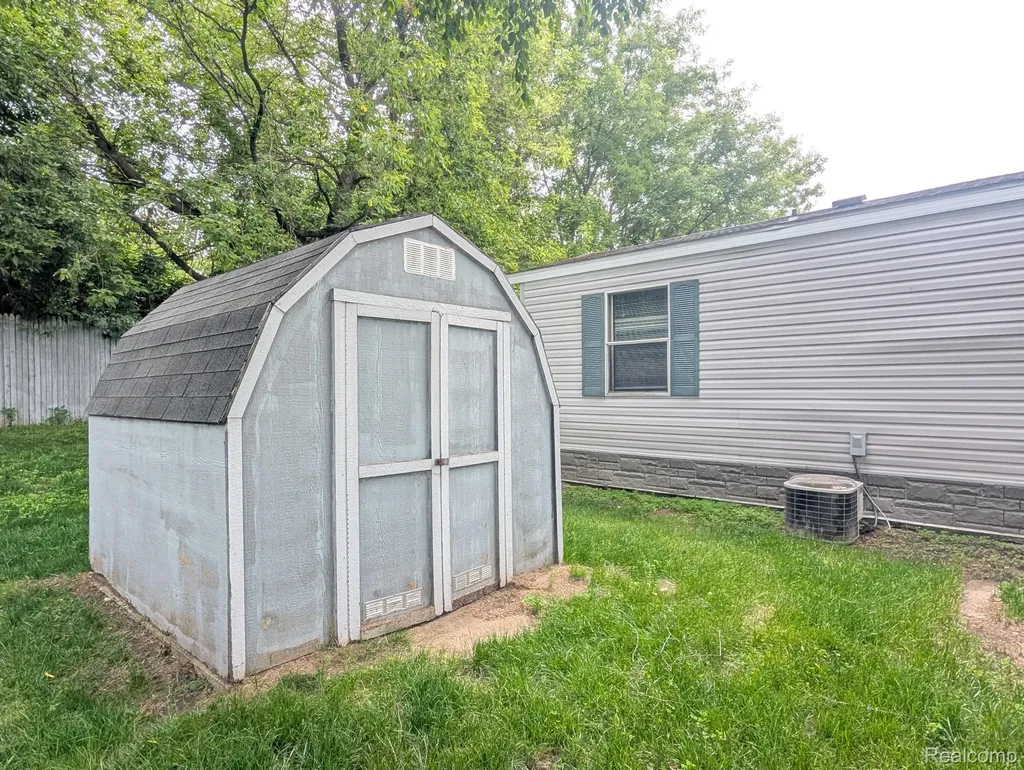 18 Bellwood Swartz Creek City MI 48473