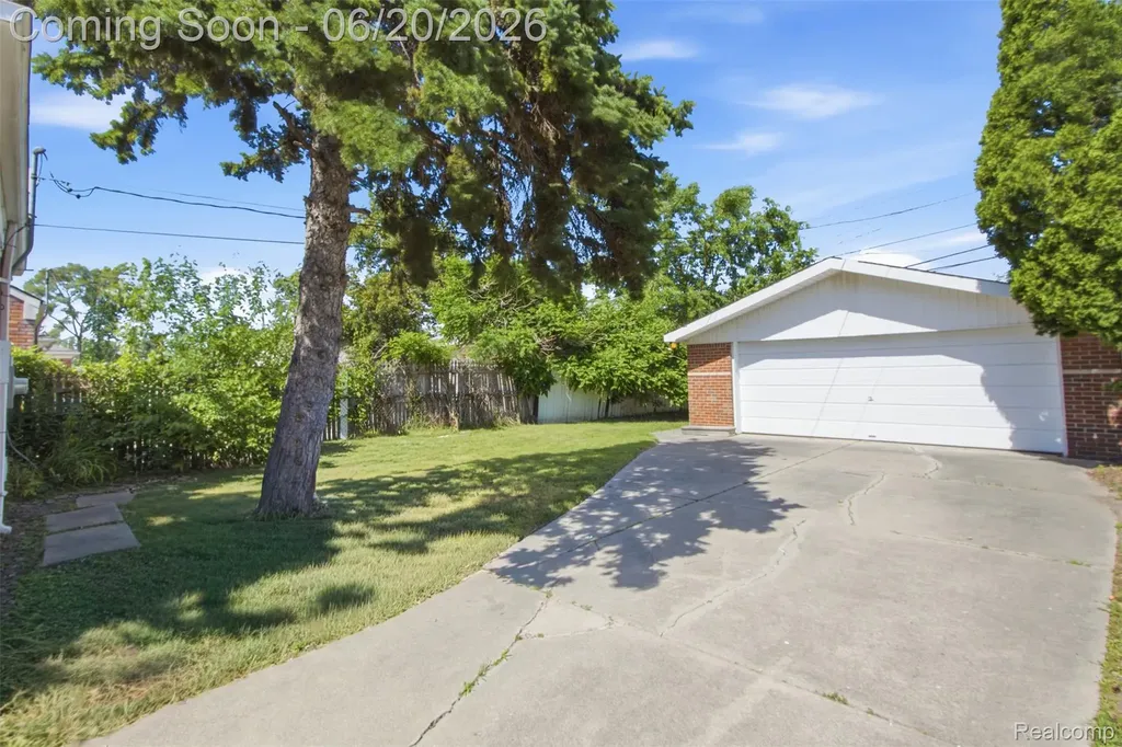 22764 Courtland Avenue Eastpointe City MI 48021