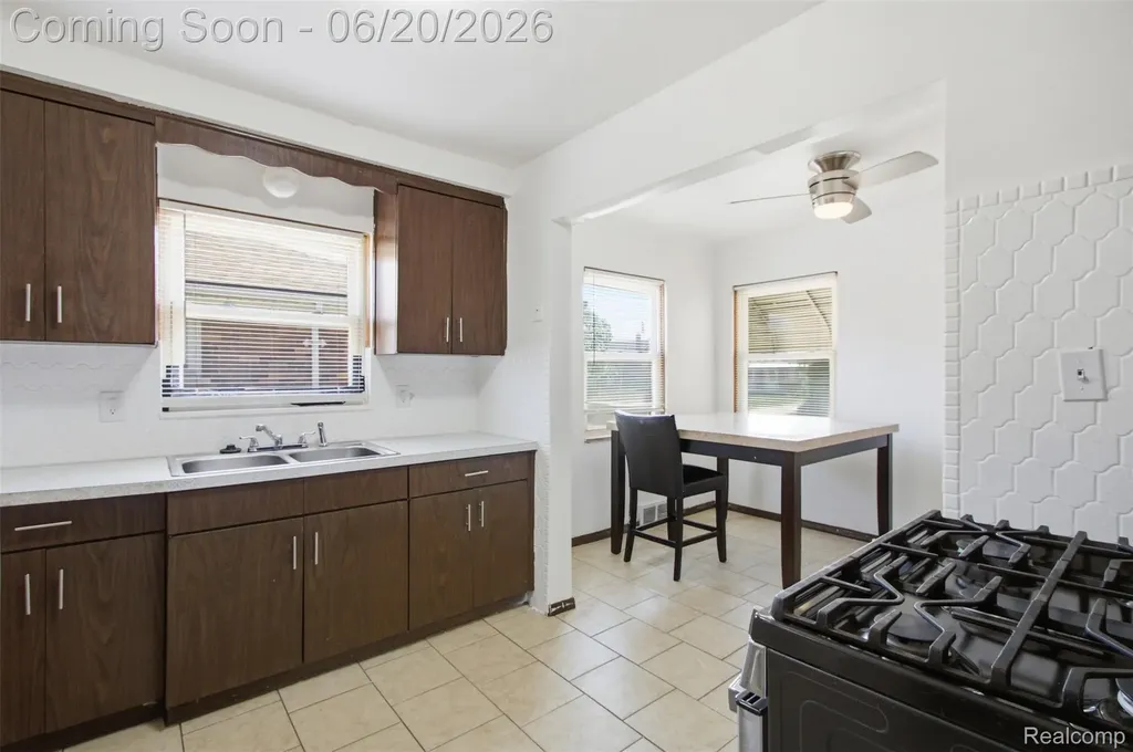 22764 Courtland Avenue Eastpointe City MI 48021