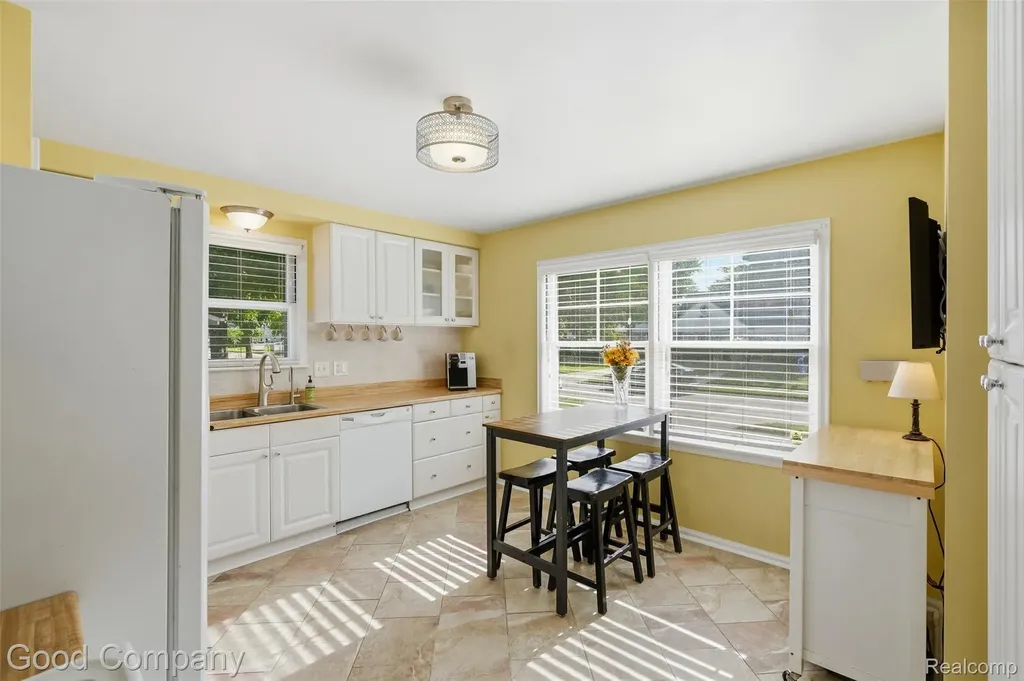 23470 Oneida Street Oak Park City MI 48237