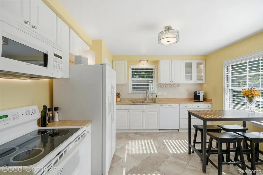 23470 Oneida Street Oak Park City MI 48237