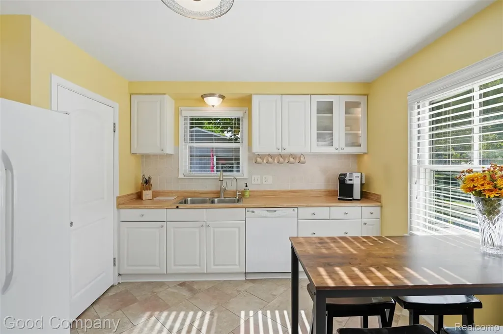 23470 Oneida Street Oak Park City MI 48237