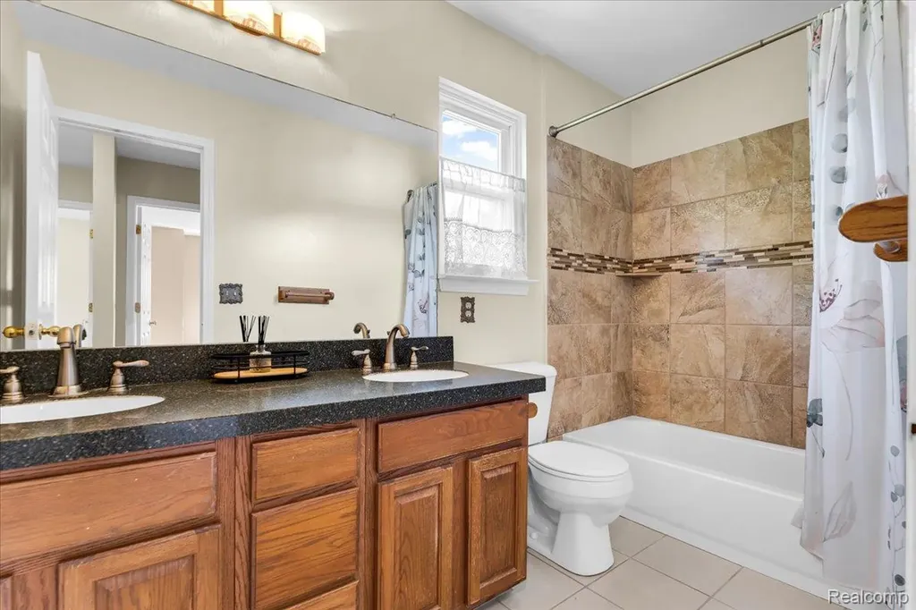 34903 Pennington Drive Farmington Hills City MI 48335