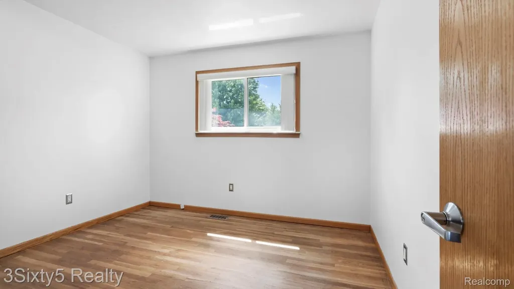 26457 Willow Cove Woodhaven City MI 48183