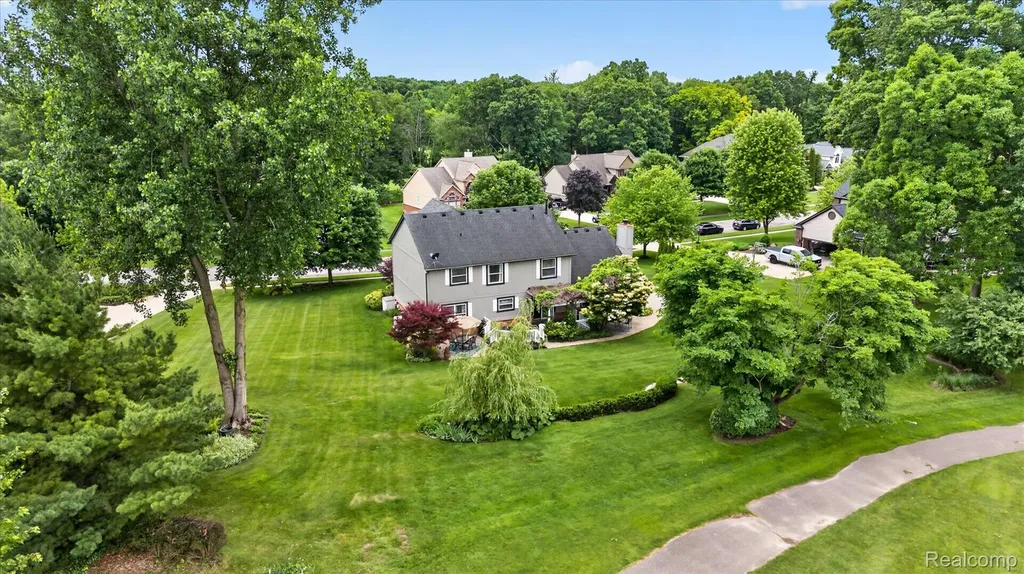2333 Sandlewood Drive White Lake Charter Township MI 48383