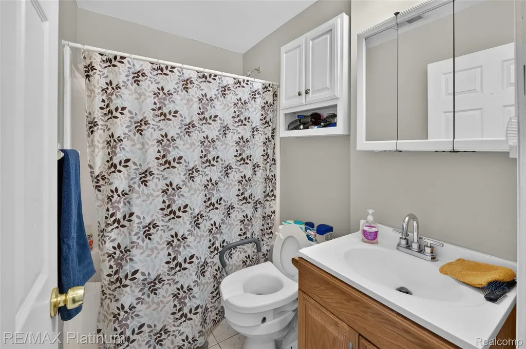 3319 Junior Drive Hamburg Township MI 48169