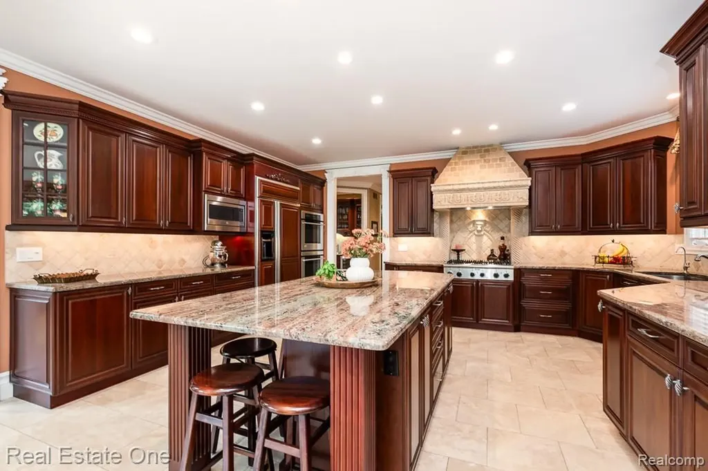 2737 Pebble Beach Drive Oakland Charter Township MI 48363