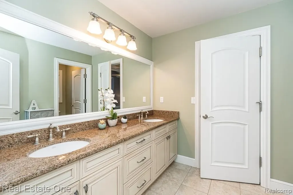 2737 Pebble Beach Drive Oakland Charter Township MI 48363