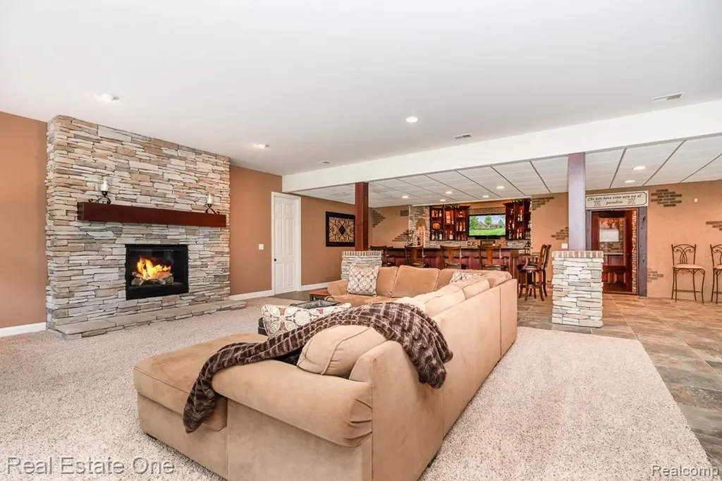 2737 Pebble Beach Drive Oakland Charter Township MI 48363