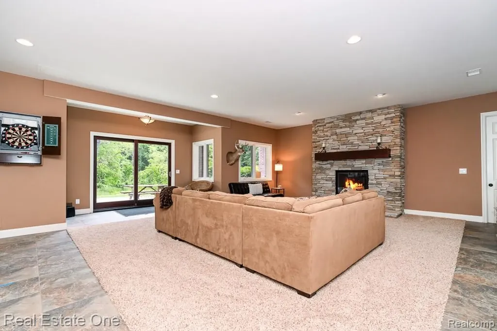 2737 Pebble Beach Drive Oakland Charter Township MI 48363