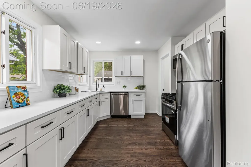 22121 Whitmore Street Oak Park City MI 48237