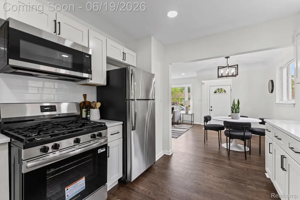 22121 Whitmore Street Oak Park City MI 48237