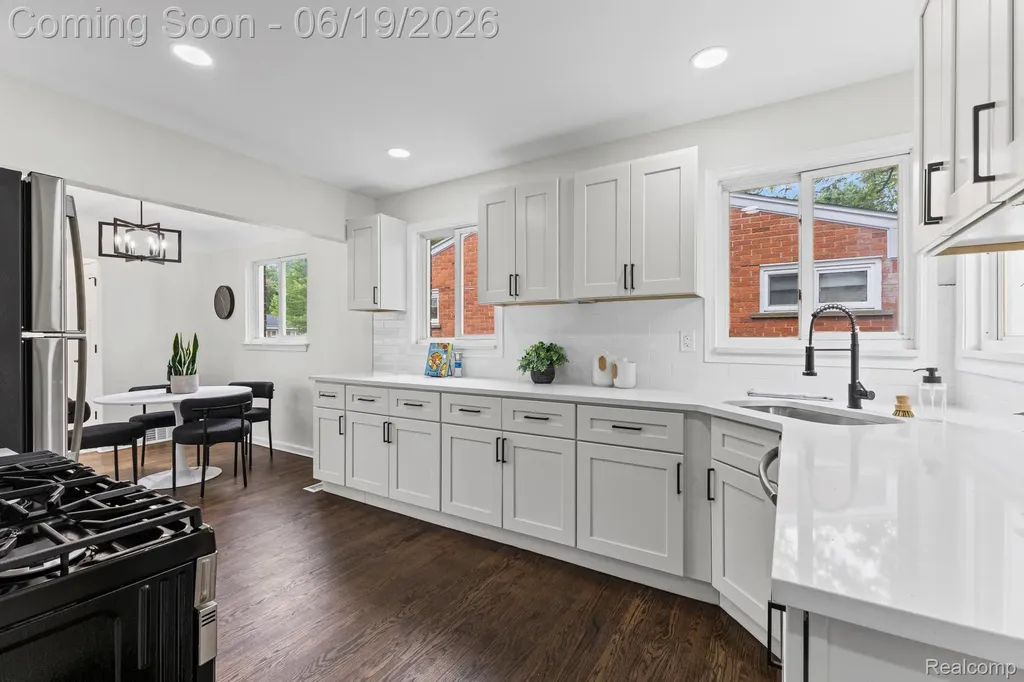 22121 Whitmore Street Oak Park City MI 48237