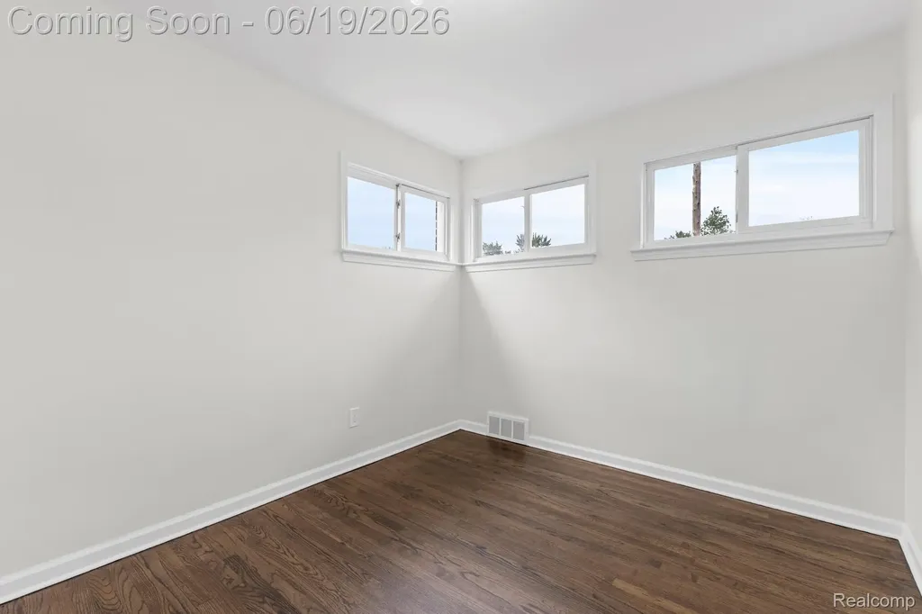 22121 Whitmore Street Oak Park City MI 48237