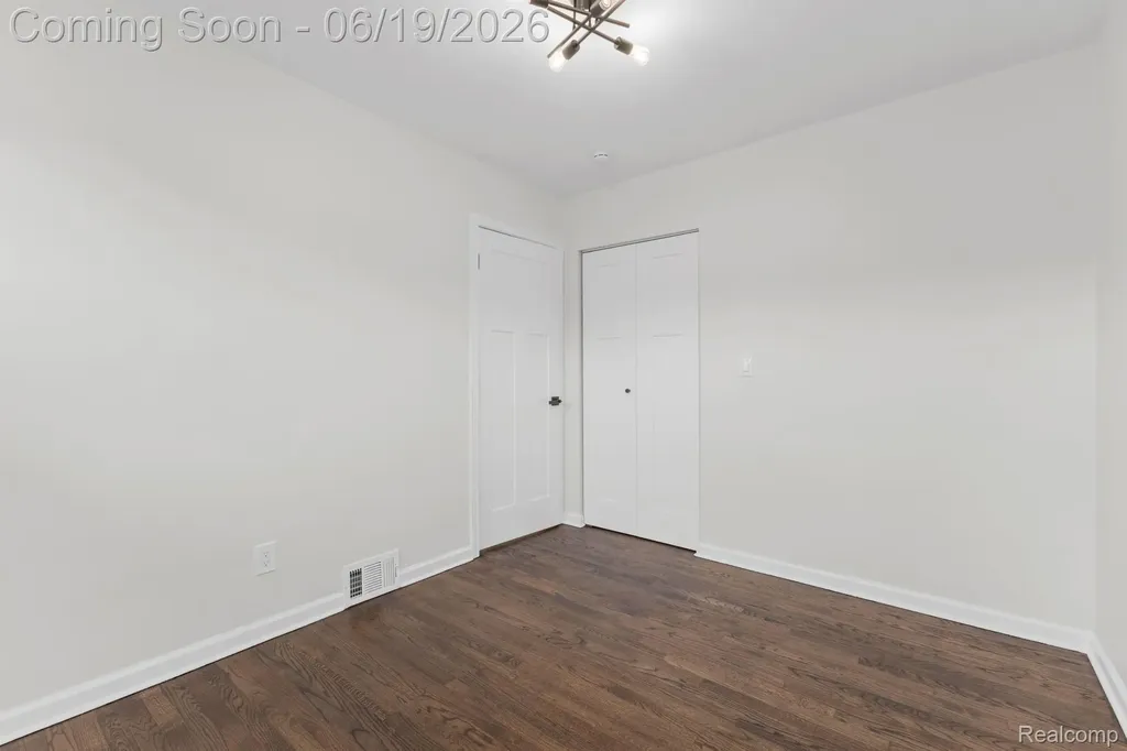 22121 Whitmore Street Oak Park City MI 48237
