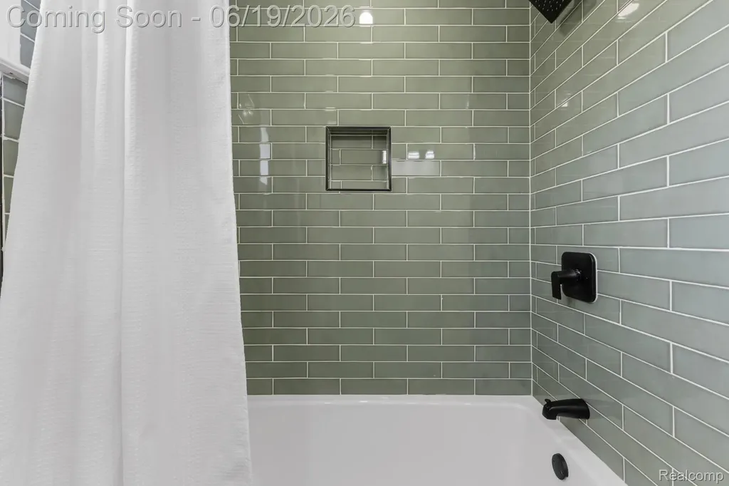22121 Whitmore Street Oak Park City MI 48237