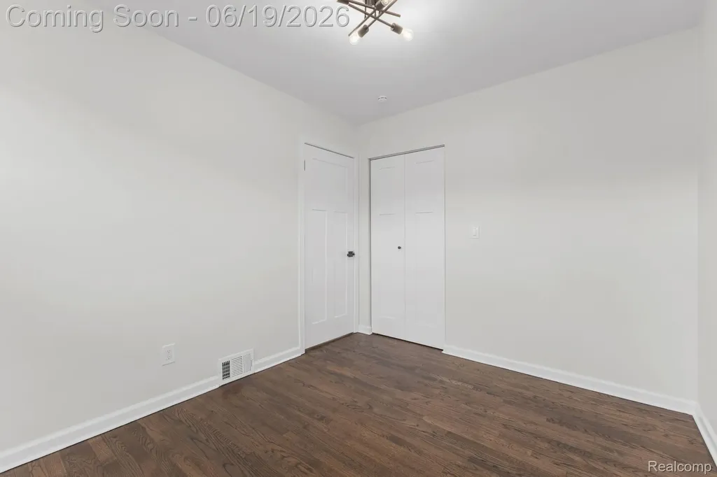22121 Whitmore Street Oak Park City MI 48237