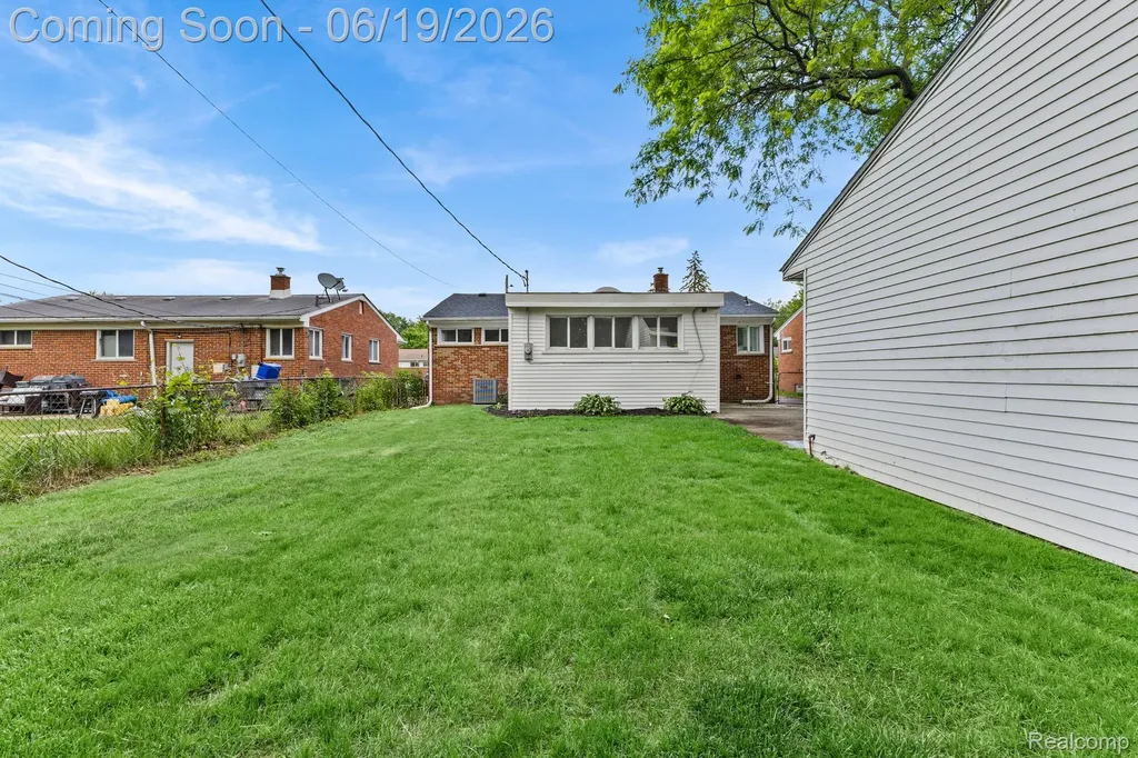 22121 Whitmore Street Oak Park City MI 48237