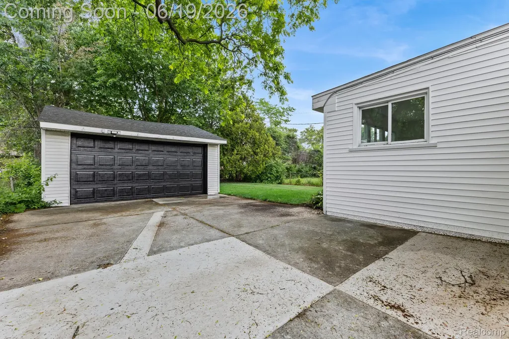 22121 Whitmore Street Oak Park City MI 48237