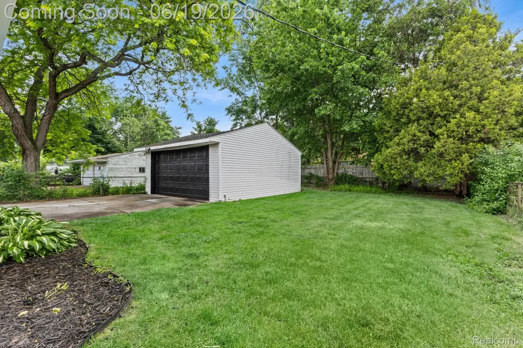 22121 Whitmore Street Oak Park City MI 48237