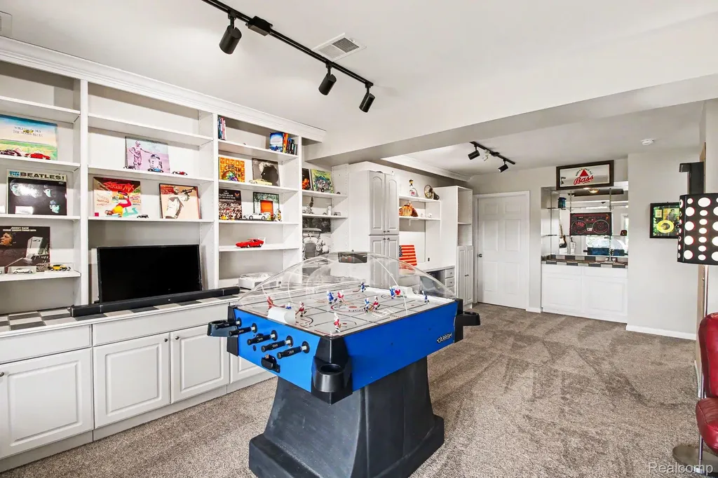 678 Summit Ridge Drive Milford Village MI 48381