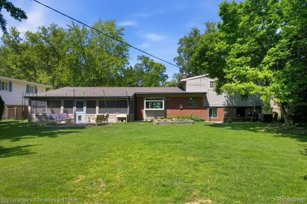 2805 Pinto Drive Commerce Charter Township MI 48382