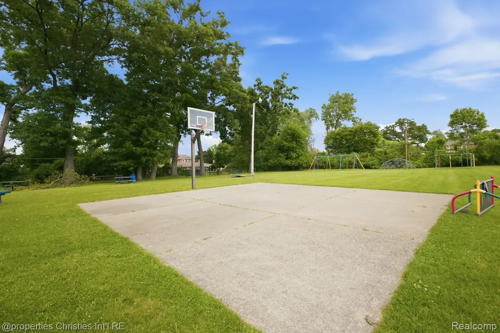 2805 Pinto Drive Commerce Charter Township MI 48382