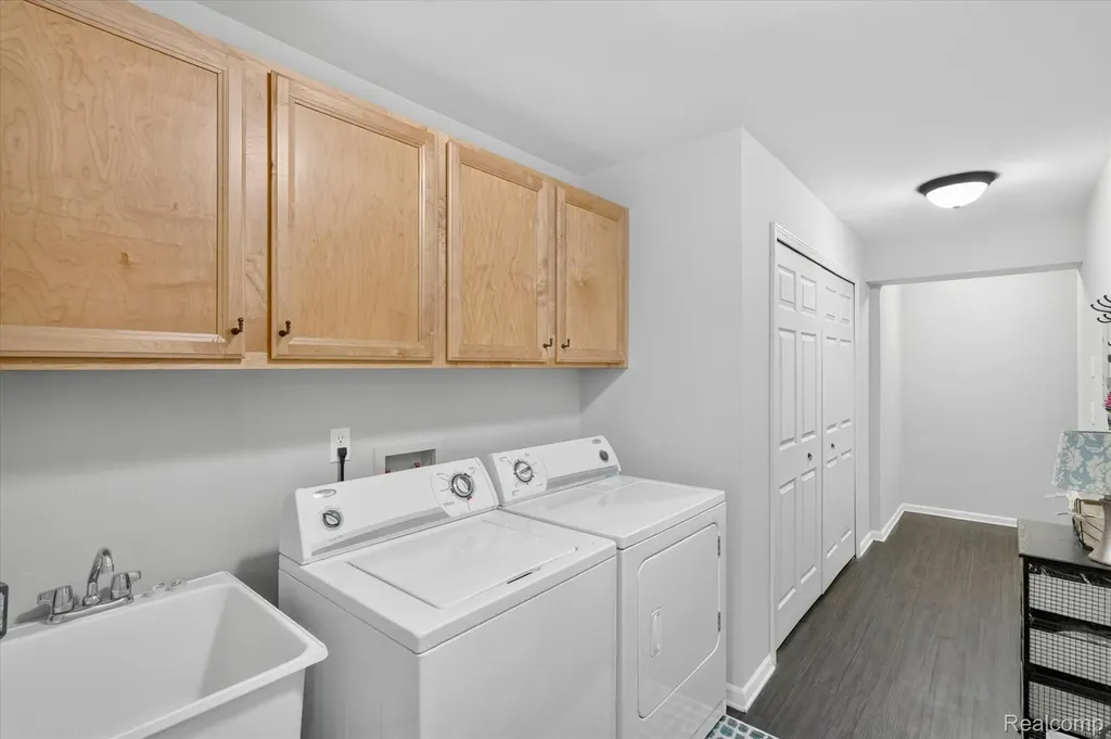 3203 Chesapeake Circle Commerce Charter Township MI 48390