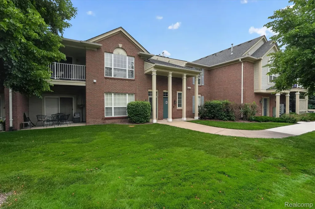 3203 Chesapeake Circle Commerce Charter Township MI 48390