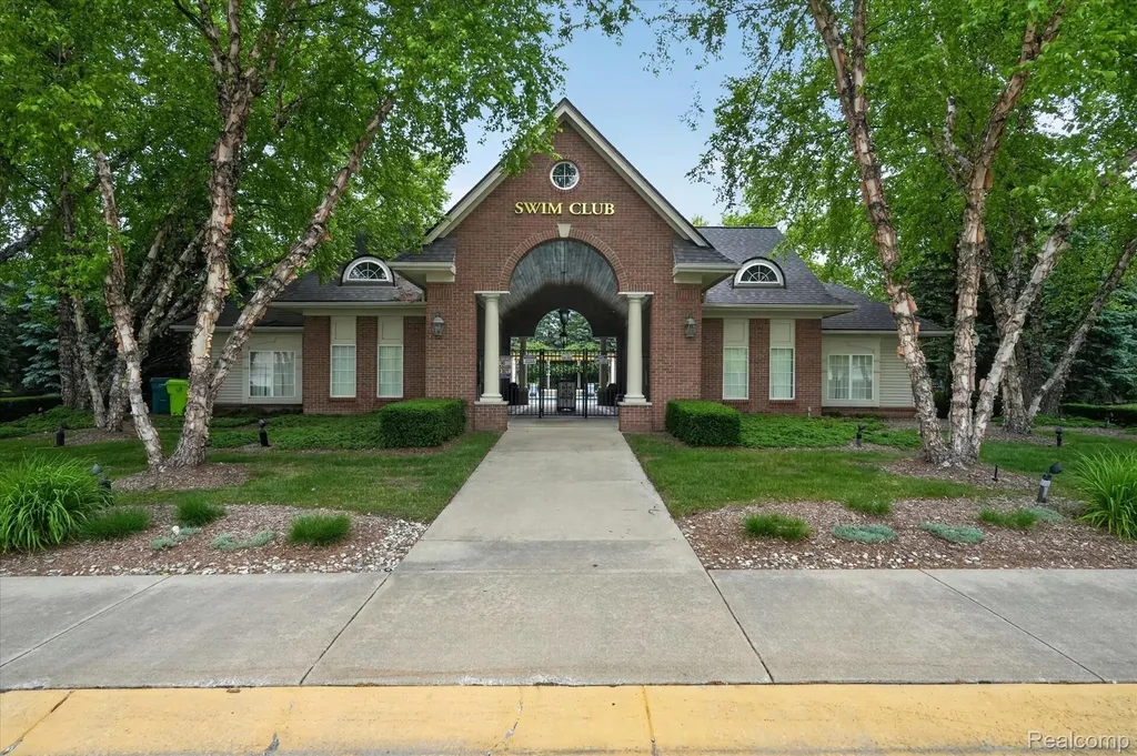 3203 Chesapeake Circle Commerce Charter Township MI 48390
