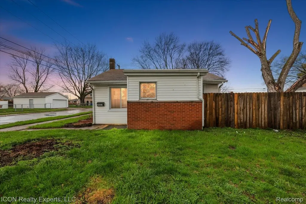 27321 Baldwin Avenue Warren City MI 48092